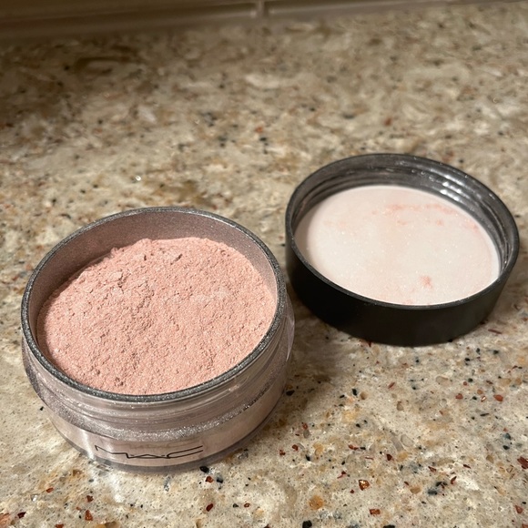 Mac iridescent loose powder - Picture 2 of 3